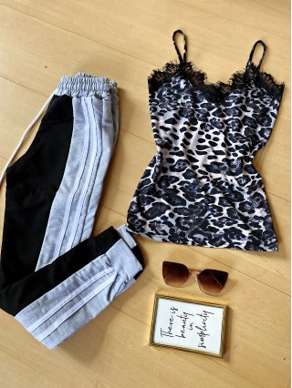 Compleu dama pantaloni gri cu negru casual cu dungi si maieu animal print material premium cu dantela