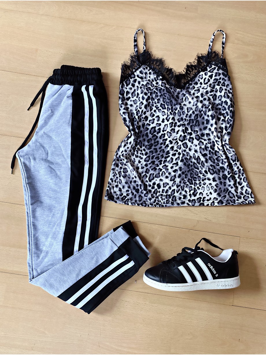 Compleu dama pantaloni gri cu negru casual si maieu animal print gri material premium cu dantela Compleu dama pantaloni gri cu negru casual si maieu animal print gri material premium cu dantela