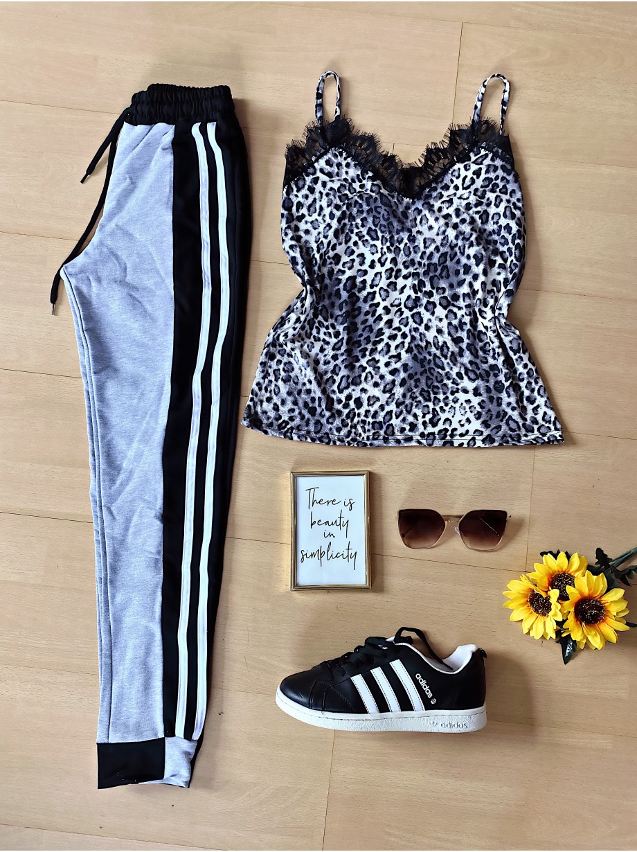 Compleu dama pantaloni gri cu negru casual si maieu animal print gri material premium cu dantela Compleu dama pantaloni gri cu negru casual si maieu animal print gri material premium cu dantela
