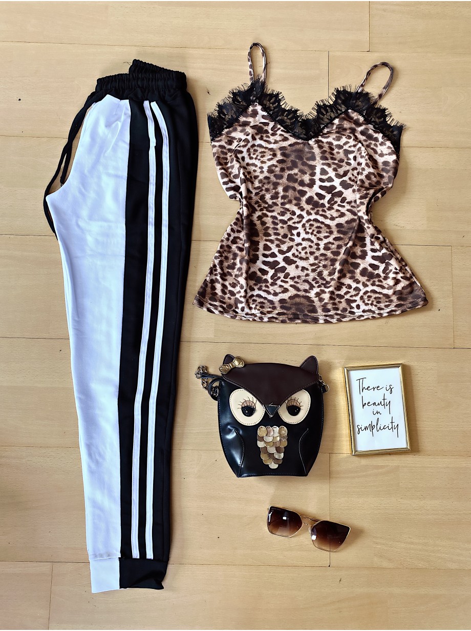 Compleu dama pantaloni albi casual cu dungi si maieu animal print maro deschis material premium cu dantela Compleu dama pantaloni albi casual cu dungi si maieu animal print maro deschis material premium cu dantela