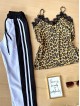 Compleu dama pantaloni albi casual cu dungi si maieu animal print material premium cu dantela Compleu dama pantaloni albi casual cu dungi si maieu animal print material premium cu dantela
