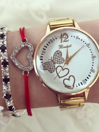 Ceas dama auriu cu bratara metalica si imprimeu cu inimioare
