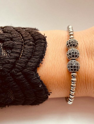 Bratara dama argintie model deosebit cu 3 margele argintii si pietricele negre