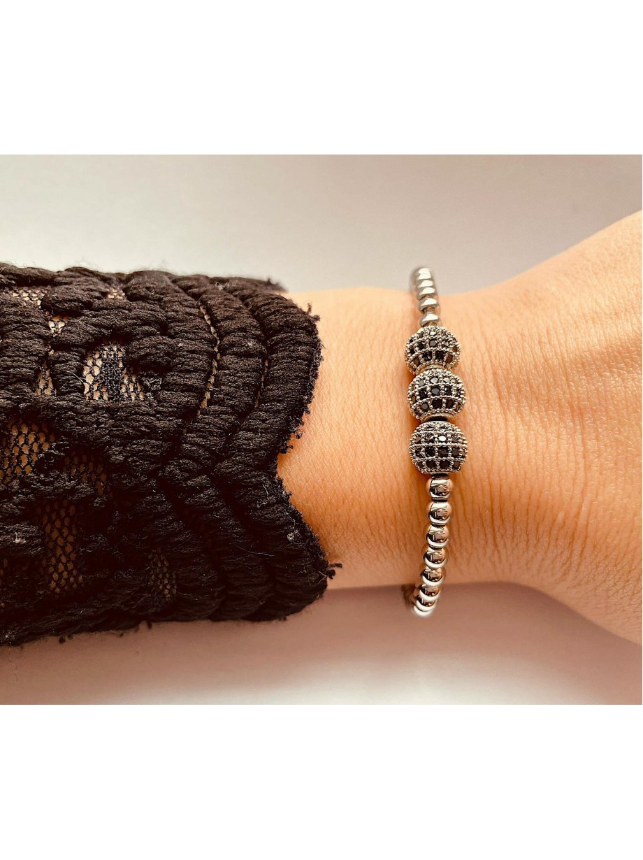 Bratara dama argintie model deosebit cu 3 margele argintii si pietricele negre