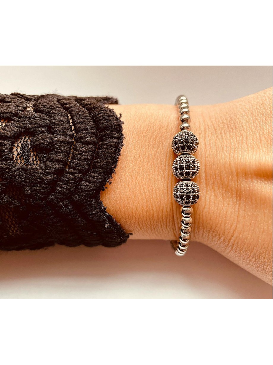 Bratara dama argintie model deosebit cu 3 margele argintii si pietricele negre