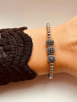 Bratara dama argintie model deosebit cu 3 margele argintii si pietricele negre