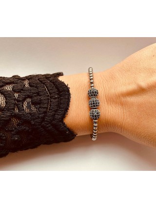 Bratara dama argintie model deosebit cu 3 margele argintii si pietricele negre