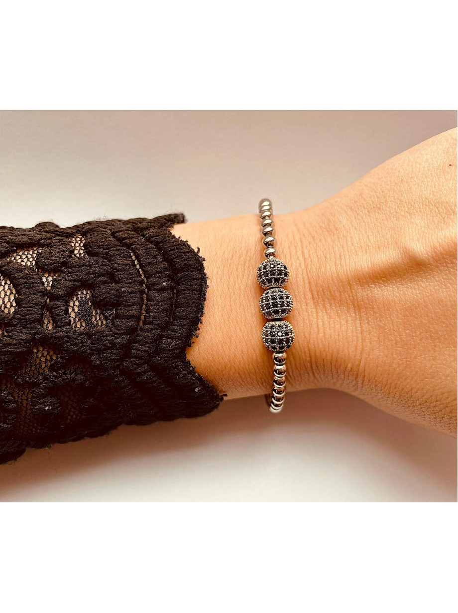 Bratara dama argintie model deosebit cu 3 margele argintii si pietricele negre