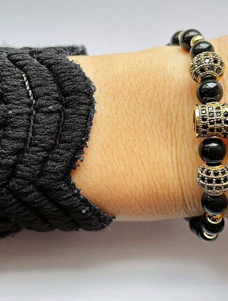 Bratara dama model deosebit cu margele aurii si negre si coroana cu pietricele negre