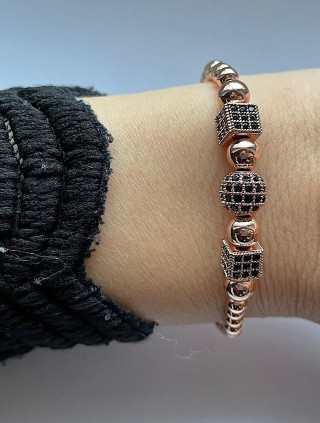 Bratara dama model deosebit cu margele roze si forme cu pietricele negre