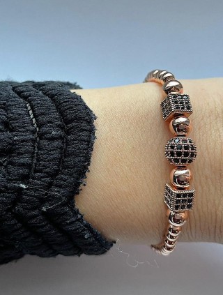 Bratara dama model deosebit cu margele roze si forme cu pietricele negre