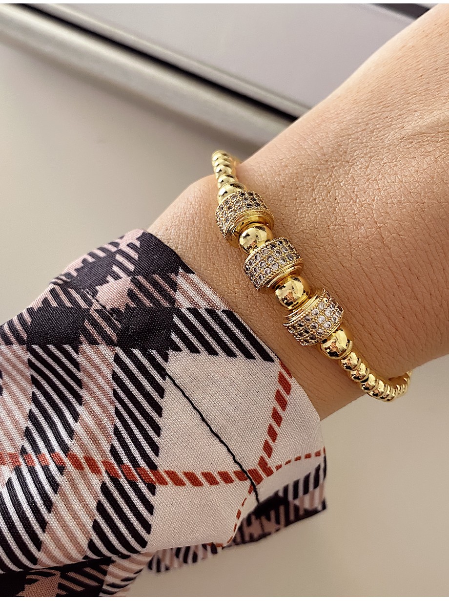 Bratara dama model deosebit cu margele aurii si cercuri cu pietricele stralucitoare