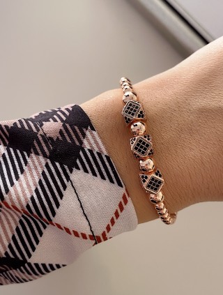 Bratara dama model deosebit cu margele roz si 3 romburi cu pietricele negre