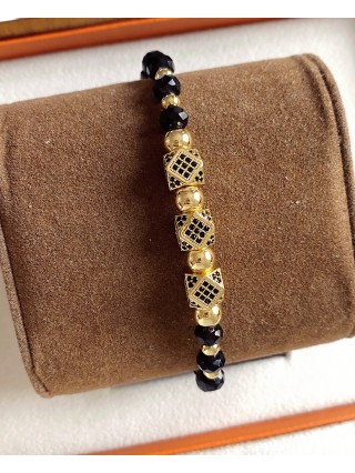 Bratara dama model deosebit cu margele negre cu auriu si 3 romburi cu pietricele negre