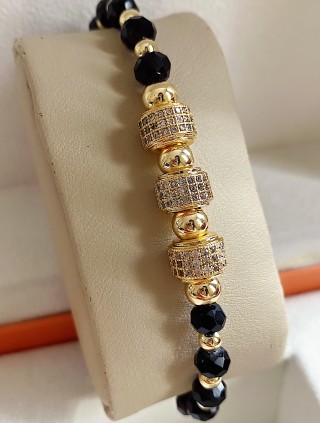 Bratara dama model deosebit cu margele negre cu auriu si cercuri cu pietricele stralucitoare
