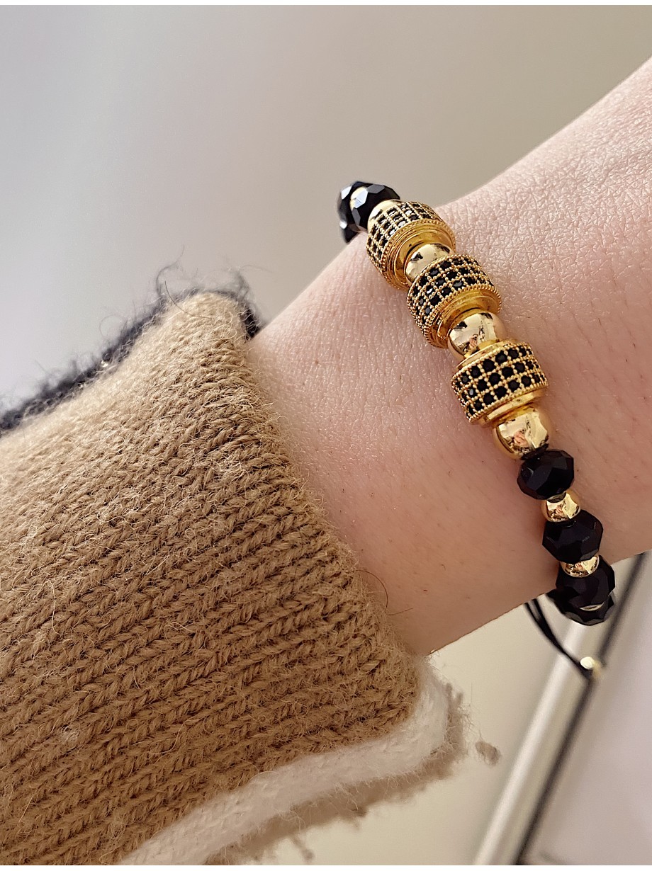 Bratara dama model deosebit cu margele aurii si cercuri cu pietricele stralucitoare