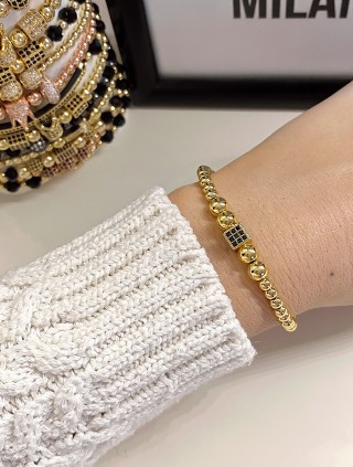 Bratara dama model deosebit cu margele aurii si patrat cu pietricele negre