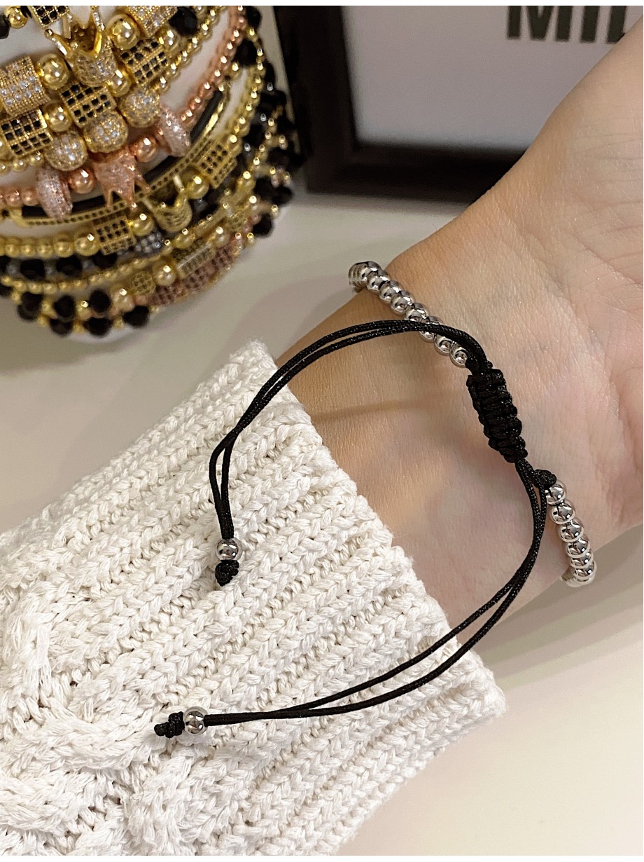 Bratara dama model deosebit cu margele argintii si craniu argintiu