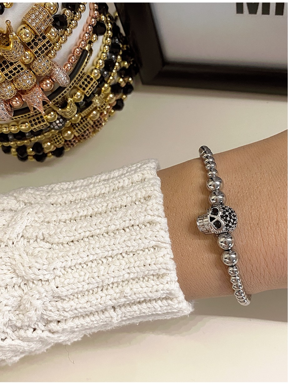 Bratara dama model deosebit cu margele argintii si craniu argintiu