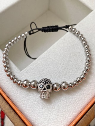 Bratara dama model deosebit cu margele argintii si craniu argintiu