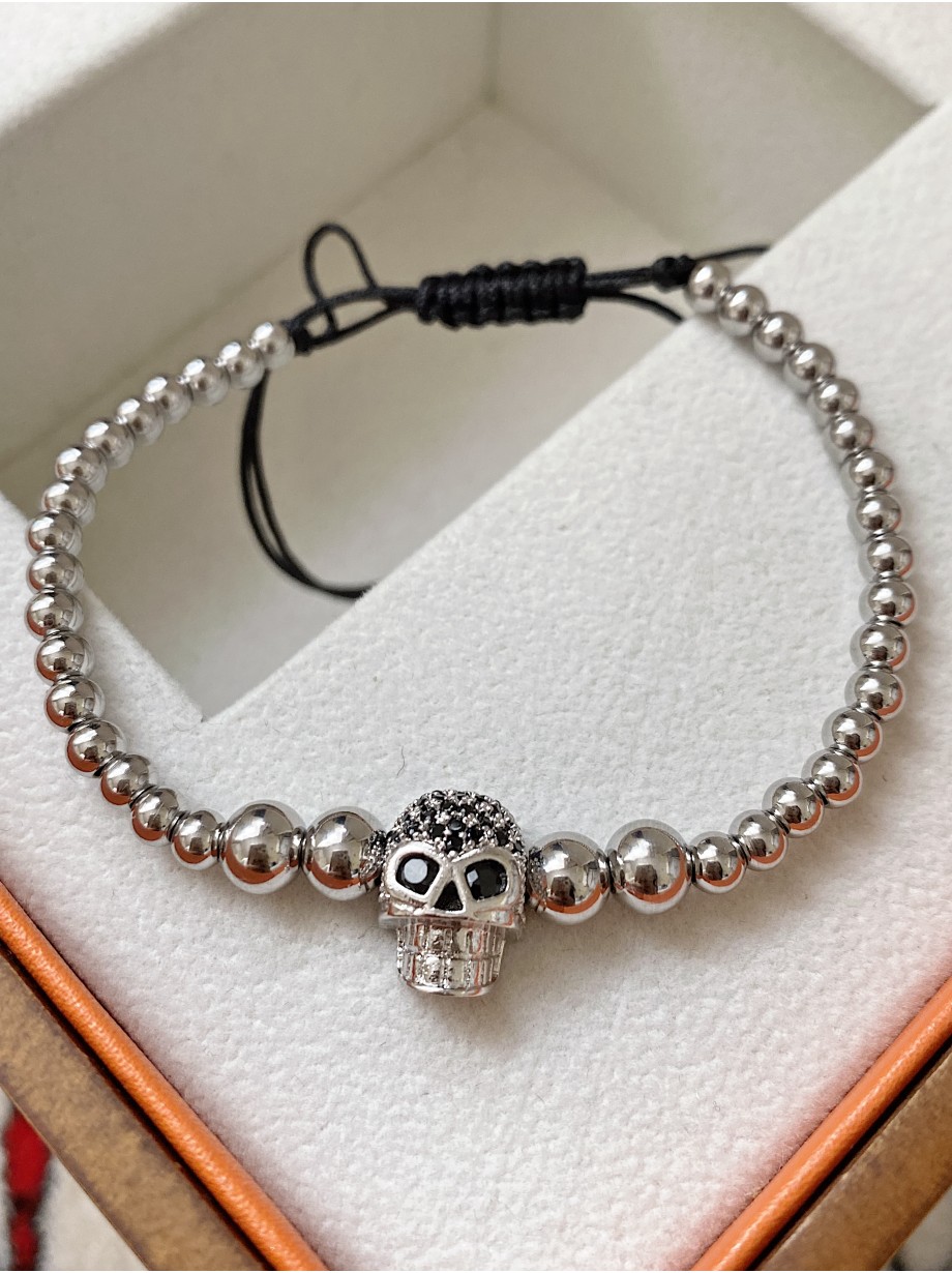 Bratara dama model deosebit cu margele argintii si craniu argintiu