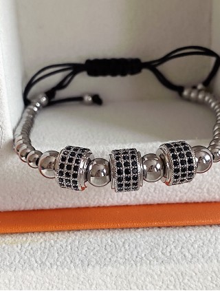 Bratara dama model deosebit cu margele argintii si cercuri cu pietricele negre