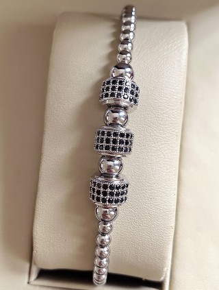 Bratara dama model deosebit cu margele argintii si cercuri cu pietricele negre