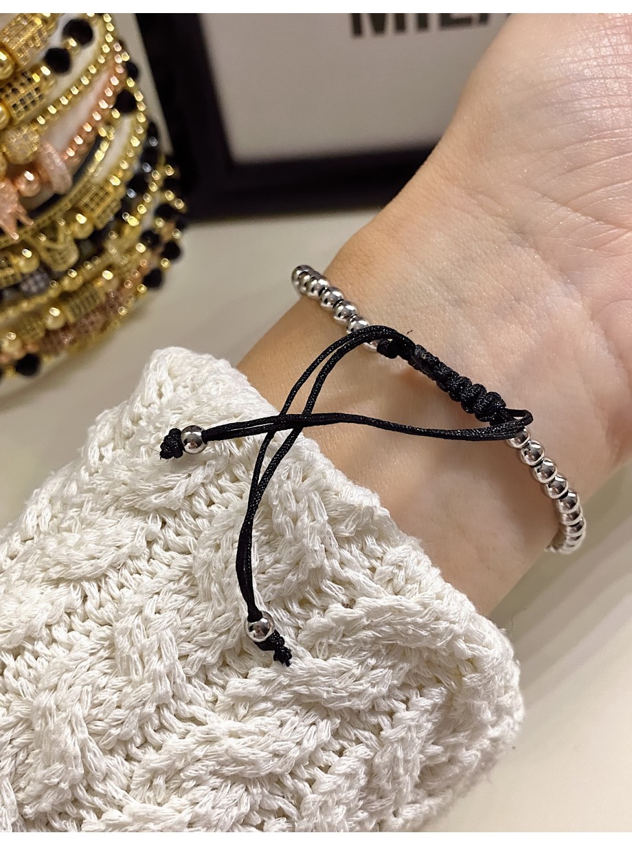 Bratara dama model deosebit cu margele argintit si patrate cu pietricele negre