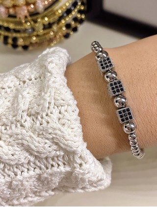 Bratara dama model deosebit cu margele argintit si patrate cu pietricele negre