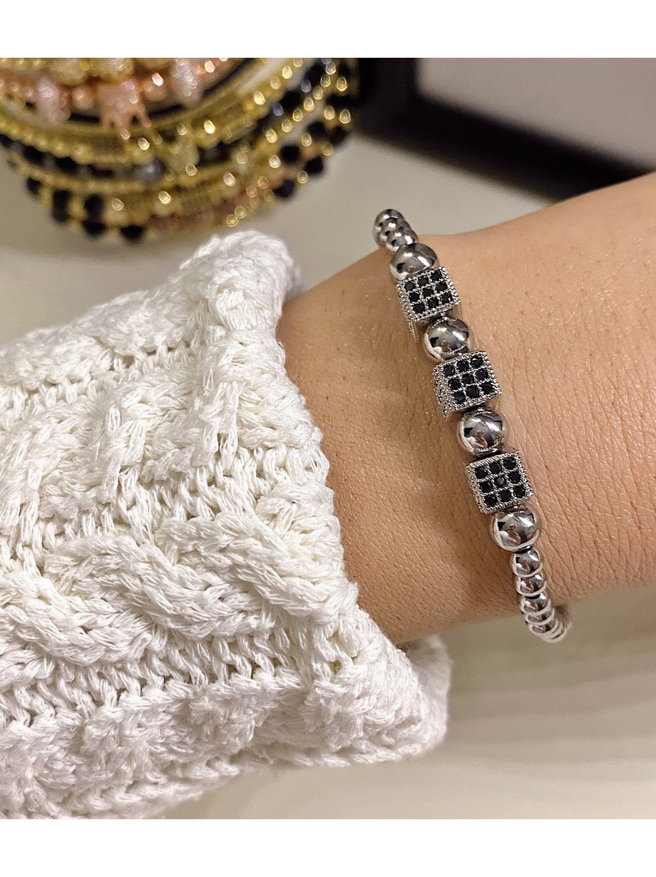 Bratara dama model deosebit cu margele argintit si patrate cu pietricele negre