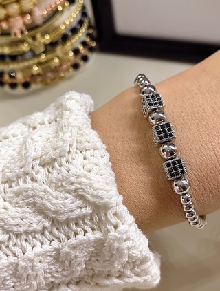 Bratara dama model deosebit cu margele argintit si patrate cu pietricele negre