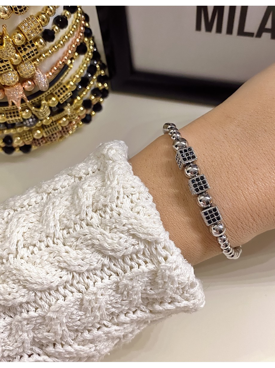 Bratara dama model deosebit cu margele argintit si patrate cu pietricele negre