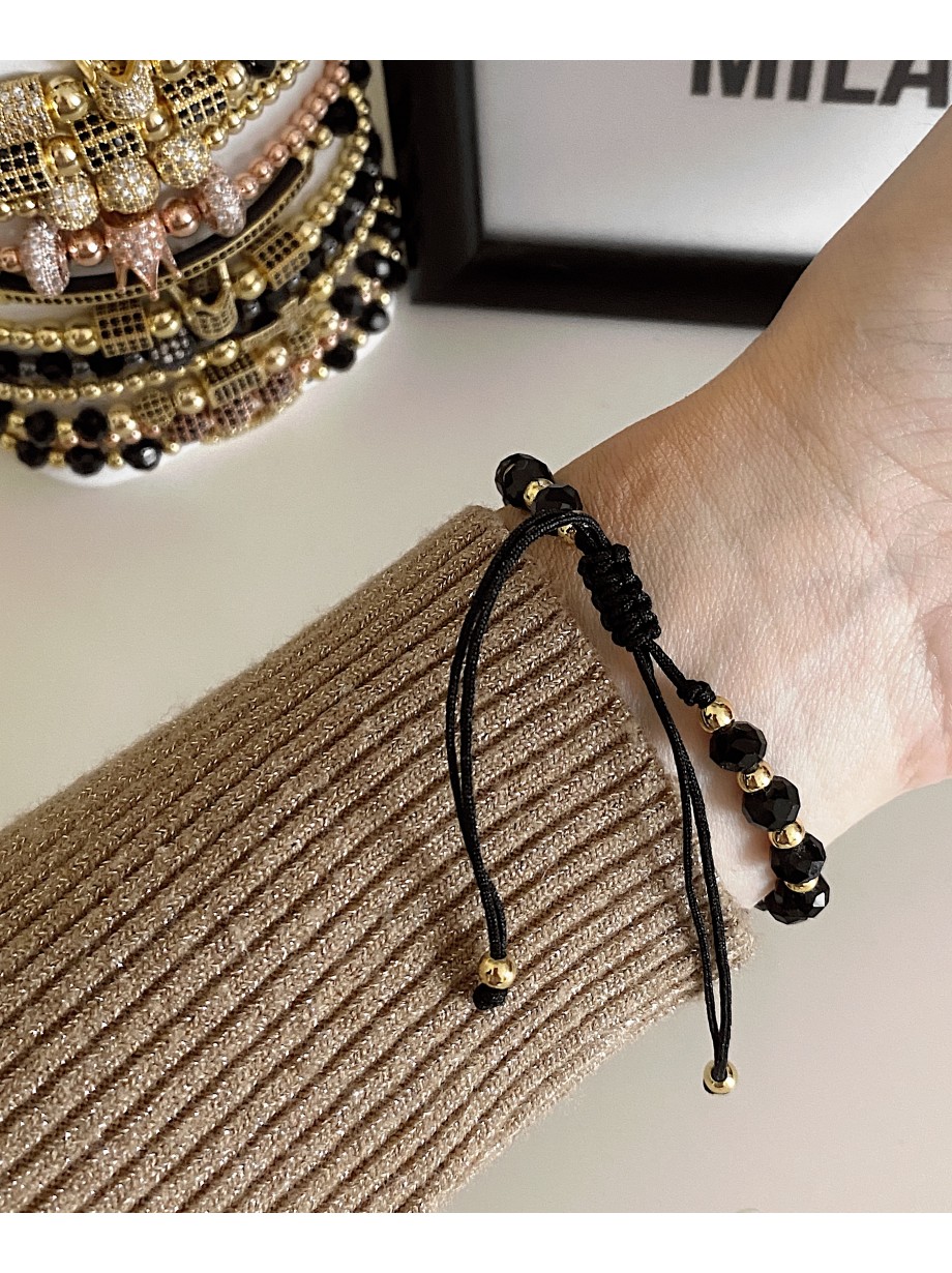 Bratara dama model deosebit cu margele aurii si negre si coroana cu pietricele albe