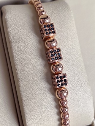 Bratara dama model deosebit cu margele roze si patrate cu pietricele negre