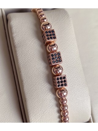 Bratara dama model deosebit cu margele roze si patrate cu pietricele negre