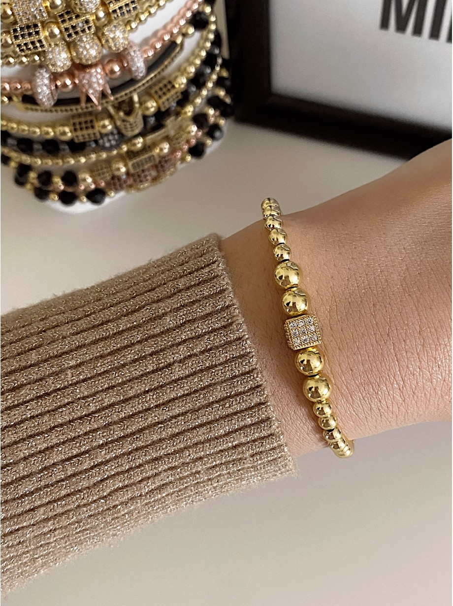 Bratara dama model deosebit cu margele aurii si patrat cu pietricele stralucitoare