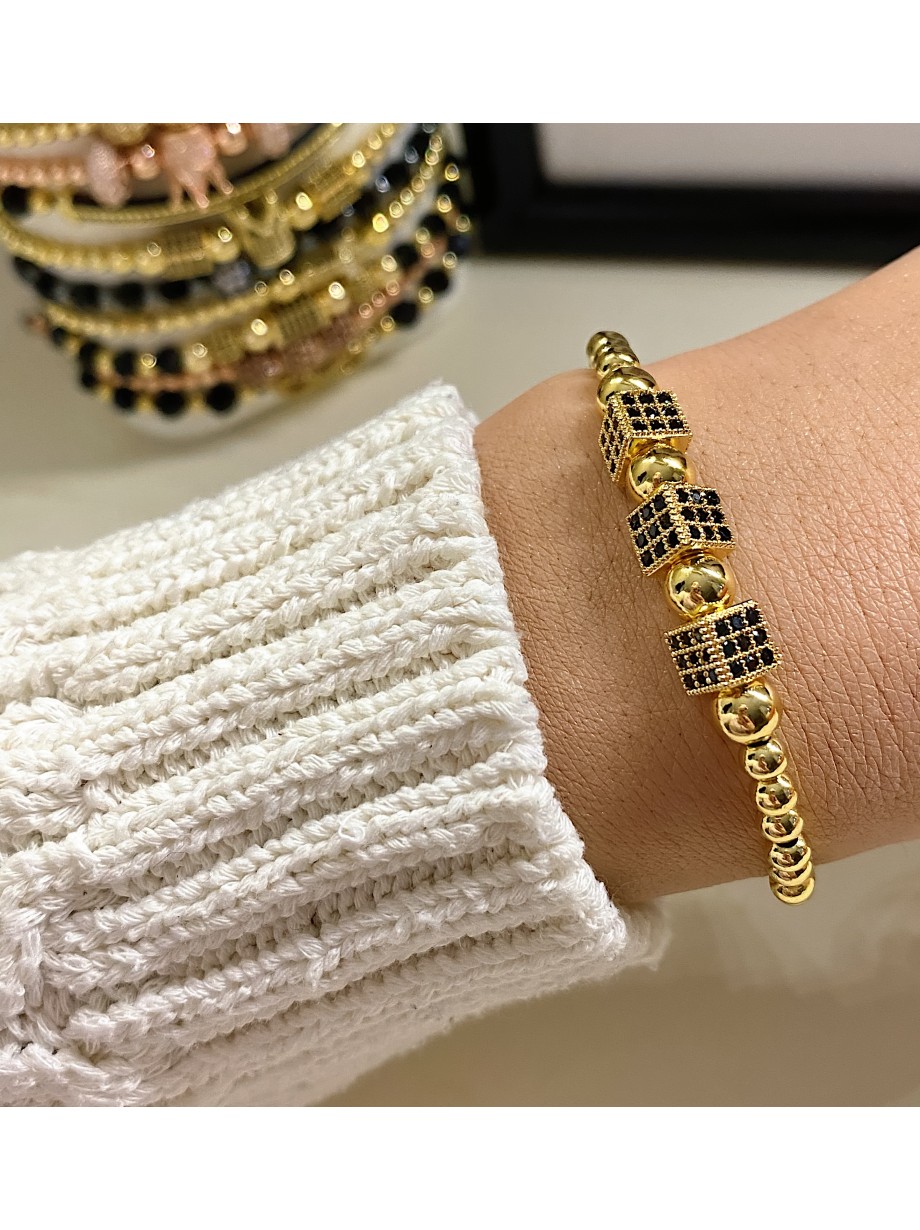 Bratara dama model deosebit cu margele aurii si patrate cu pietricele negre