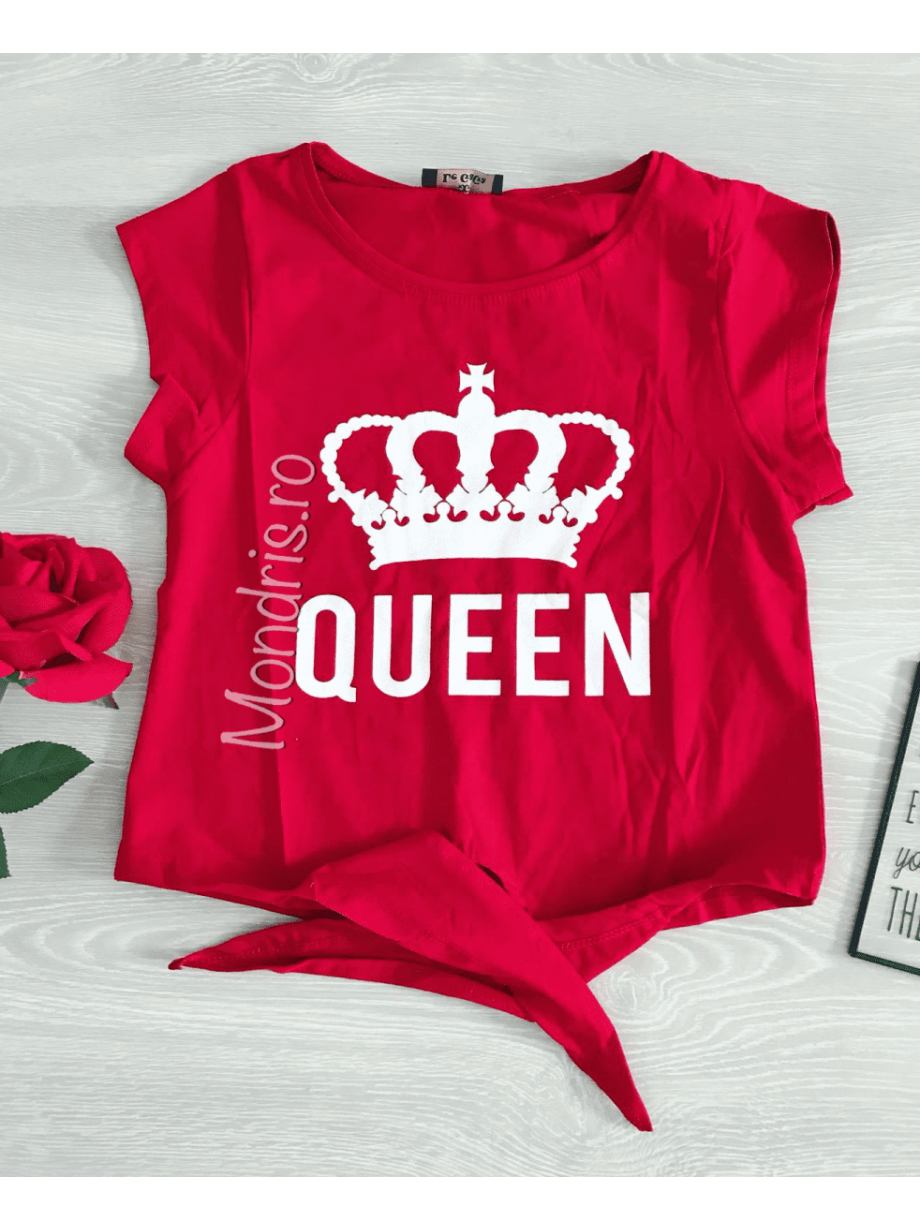 Tricou dama rosu cu imprimeu Queen strans la talie cu funda
