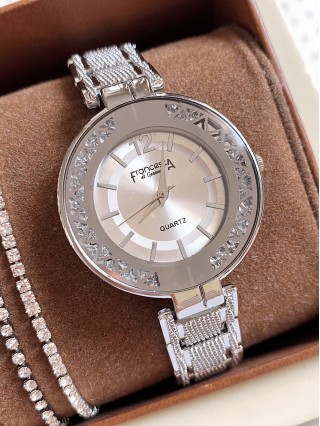 Ceas dama argintiu cu bratara metalica si cadran cu pietricele si cifre romane