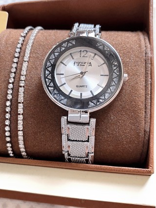 Ceas dama argintiu cu bratara metalica si cadran negru cu pietricele