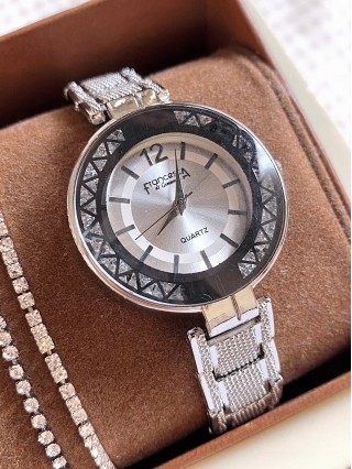 Ceas dama argintiu cu bratara metalica si cadran negru cu pietricele