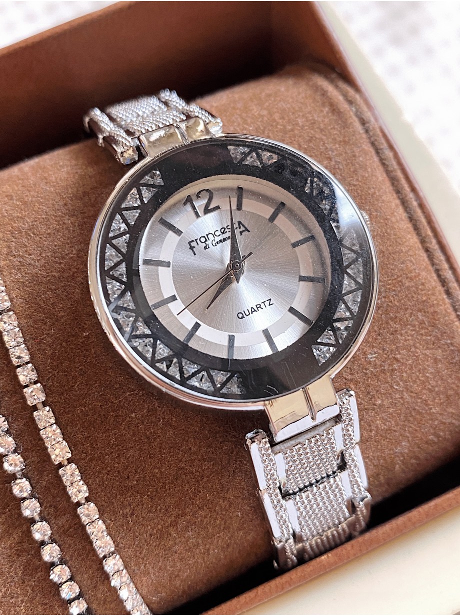 Ceas dama argintiu cu bratara metalica si cadran negru cu pietricele