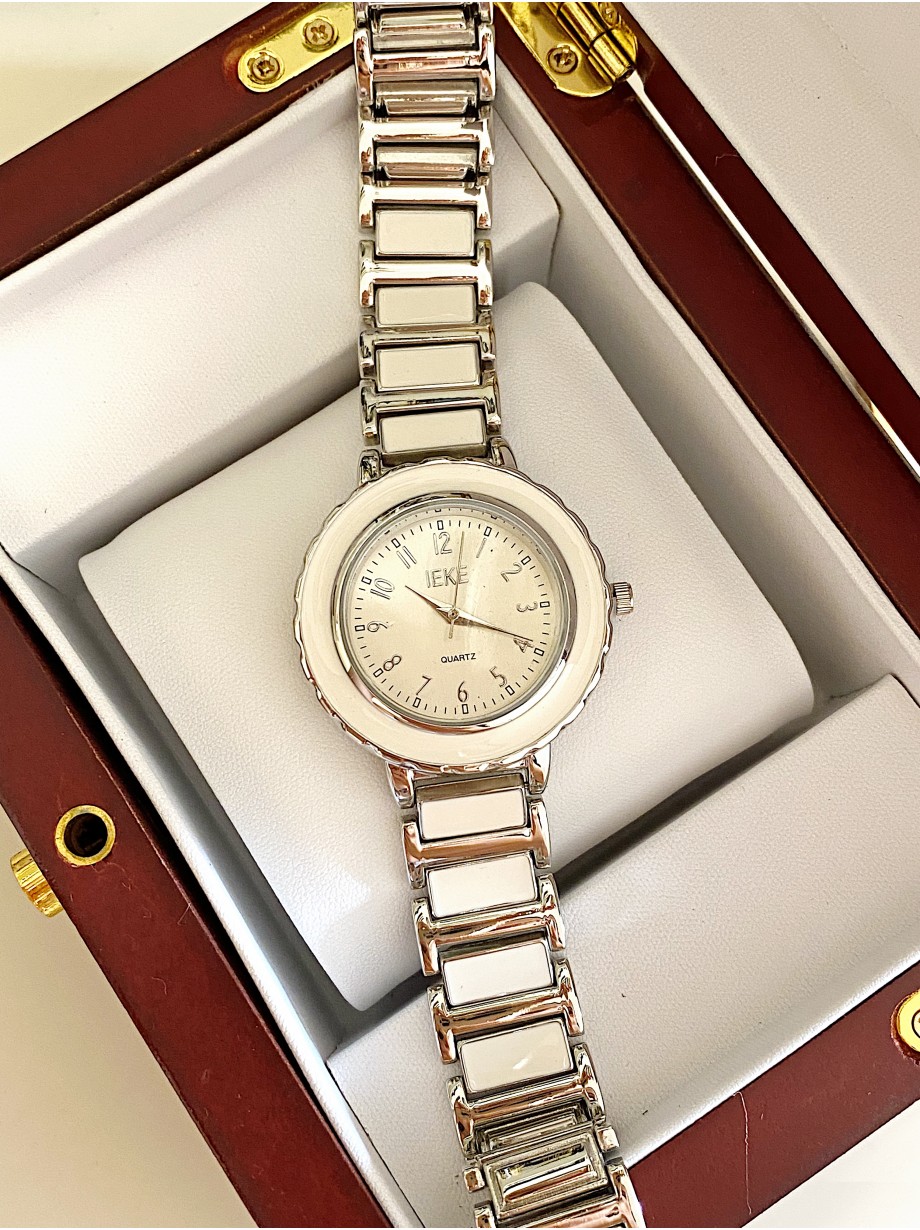 Ceas dama argintiu cu bratara metalica si cadran cu cifre mici