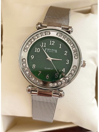 Ceas dama argintiu cu bratara metalica si cadran negru cu pietricele