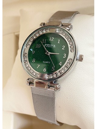 Ceas dama argintiu cu bratara metalica si cadran negru cu pietricele