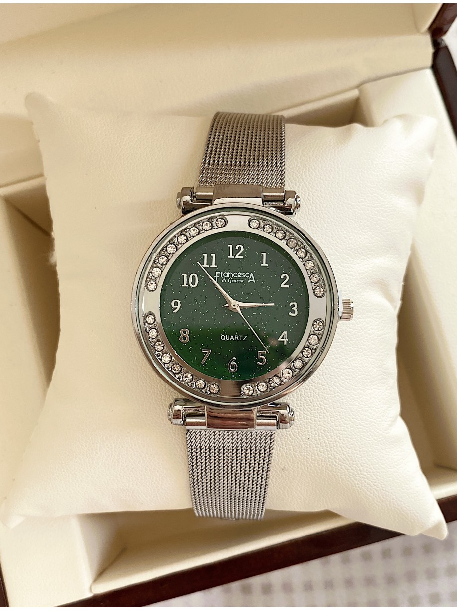 Ceas dama argintiu cu bratara metalica si cadran negru cu pietricele