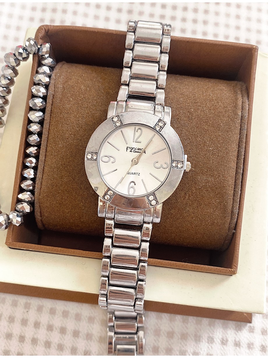 Ceas dama argintiu cu bratara metalica si cadran alb cu 4 cifre arabe