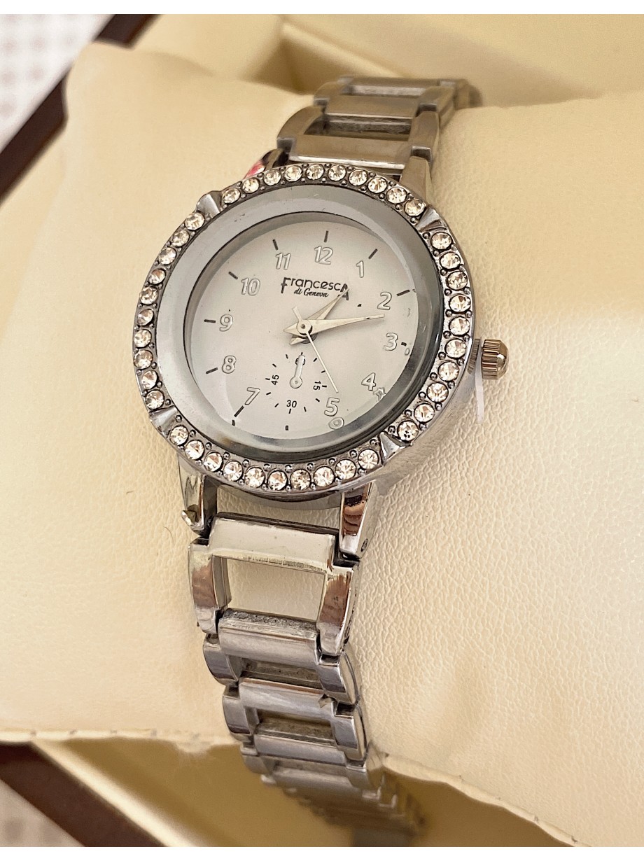 Ceas dama argintiu cu bratara metalica si cadran cu pietricele