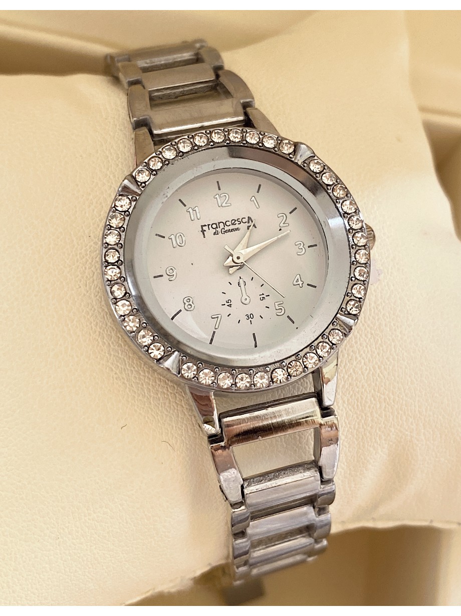 Ceas dama argintiu cu bratara metalica si cadran cu pietricele