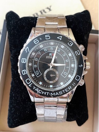 Ceas barbati argintiu cu bratara metalica si cadran negru